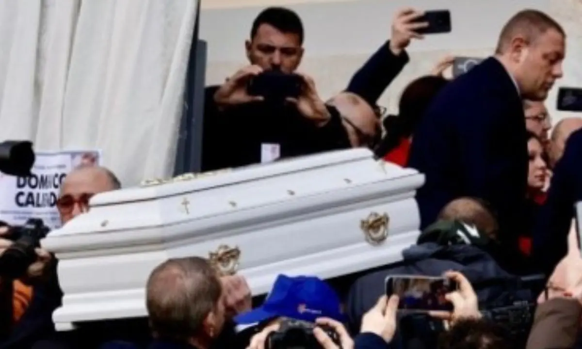Funerali di Domenico Calinedo: a Nola l’addio al bimbo morto dopo un trapianto di cuore\n