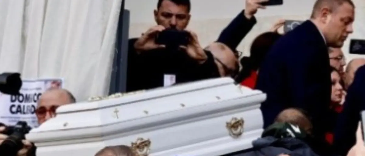 Funerali di Domenico Calinedo: a Nola l’addio al bimbo morto dopo un trapianto di cuore\n