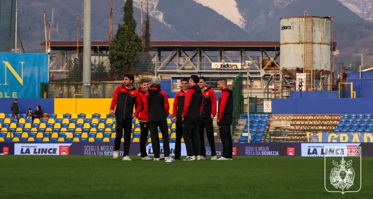 Serie B, Carrarese-Catanzaro: Melegoni porta in vantaggio i toscani ma le Aquile pareggiano grazie a un autogol: 1-1.\u00A0Gli aggiornamenti –\u00A0LIVE\n