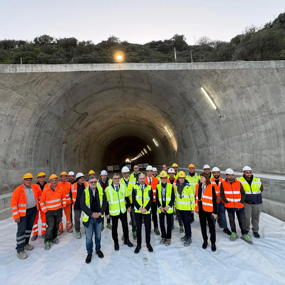 Statale 106, il sottosegretario Morelli in visita al cantiere della Variante di Palizzi: annunciata la fine dei lavori per il 2027\n