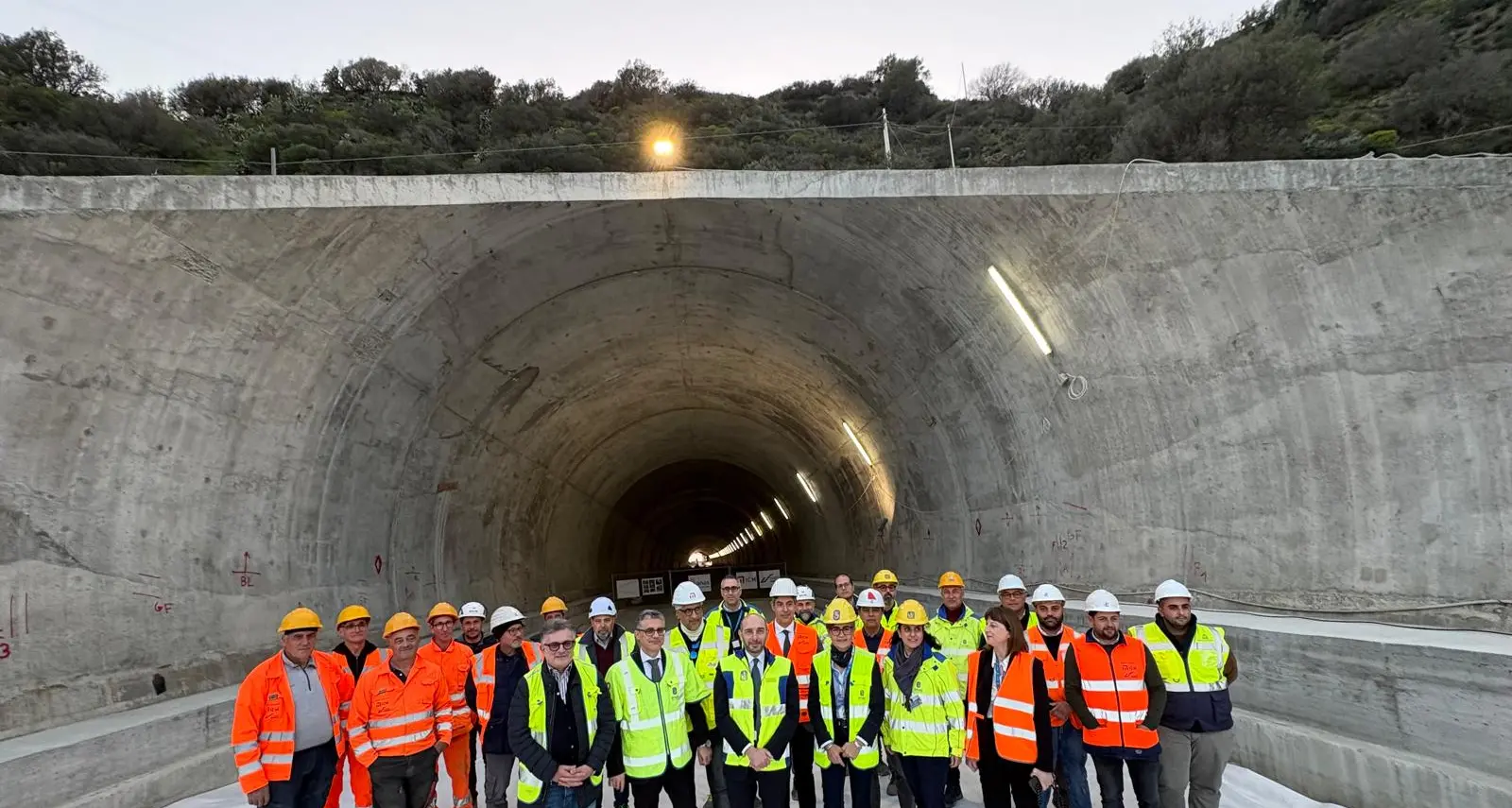 Statale 106, il sottosegretario Morelli in visita al cantiere della Variante di Palizzi: annunciata la fine dei lavori per il 2027\n