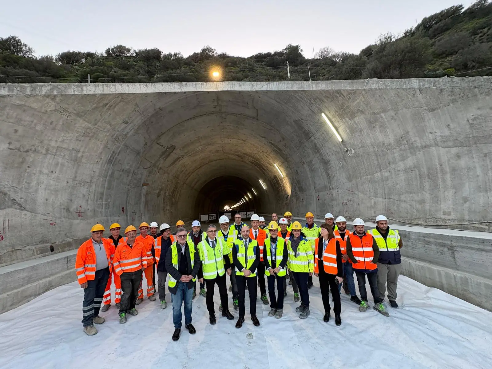 Statale 106, il sottosegretario Morelli in visita al cantiere della Variante di Palizzi: annunciata la fine dei lavori per il 2027\n