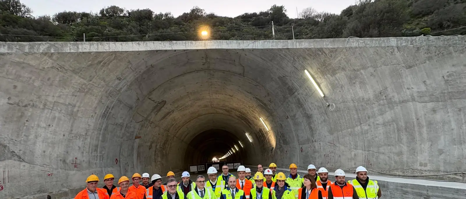 Statale 106, il sottosegretario Morelli in visita al cantiere della Variante di Palizzi: annunciata la fine dei lavori per il 2027\n