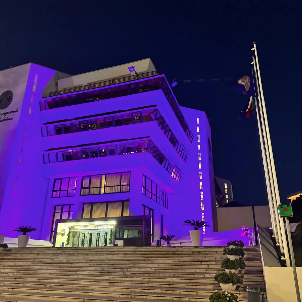 Palazzo Campanella illuminato di viola per la Giornata internazionale contro l’Hpv\n