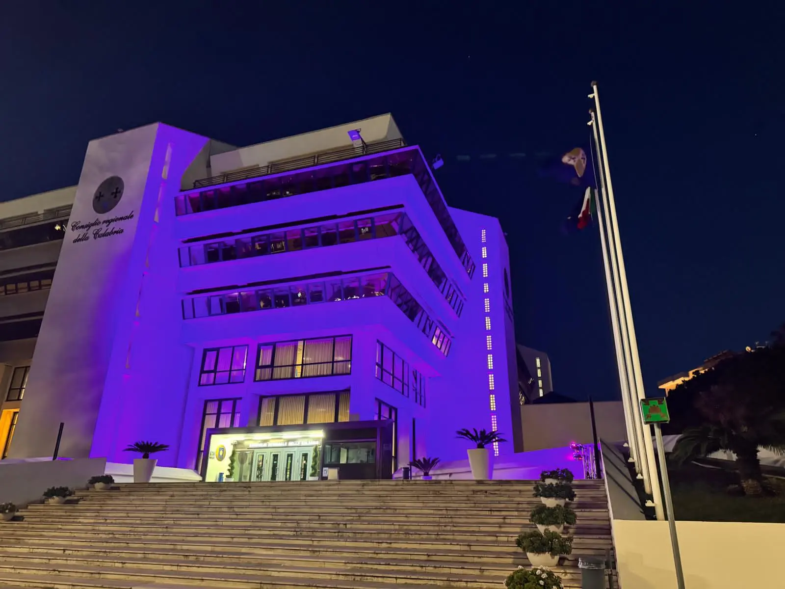 Palazzo Campanella illuminato di viola per la Giornata internazionale contro l’Hpv\n