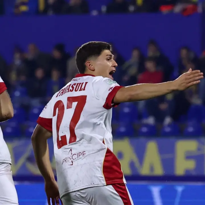 Carrarese-Catanzaro: sorpassi, controsorpassi, 2 autogol e un rigore battuto due volte per il definitivo 3 a 3\n