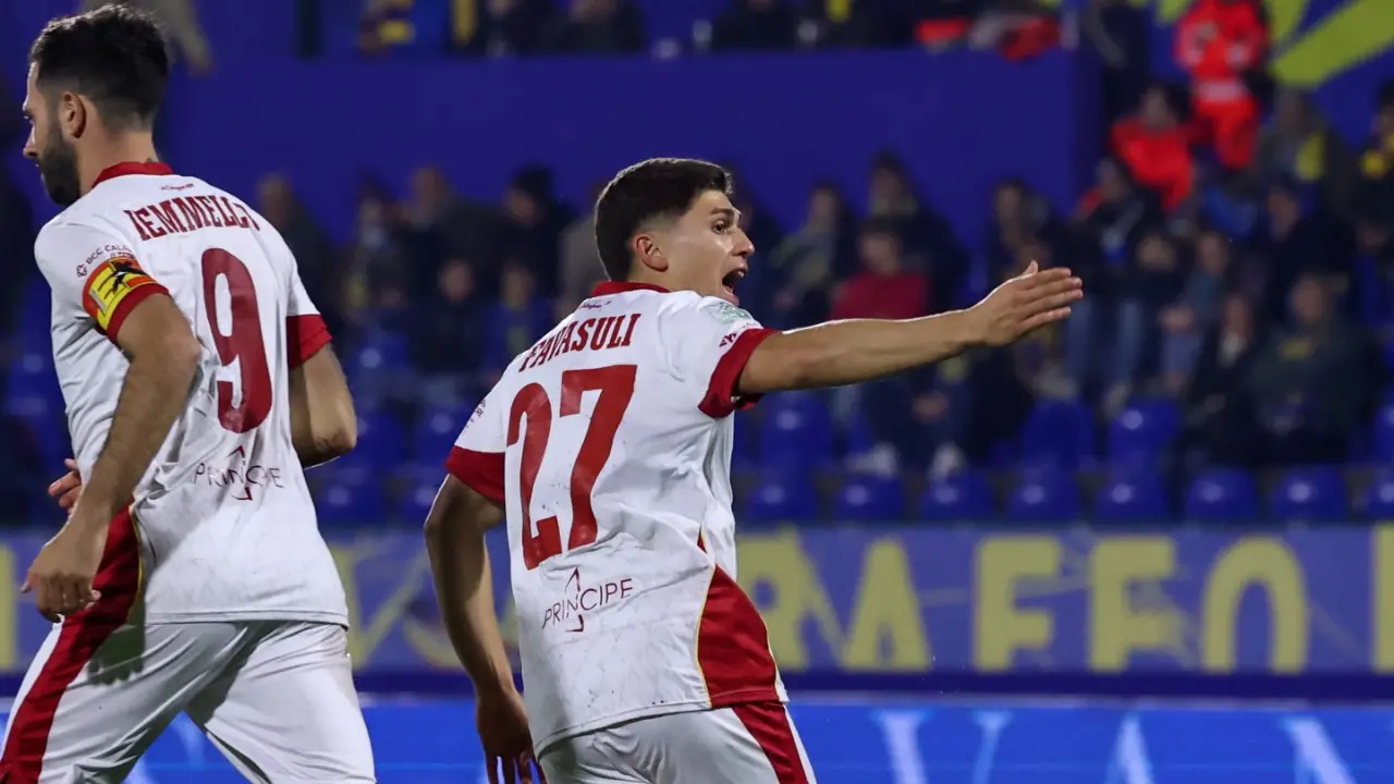 Carrarese-Catanzaro: sorpassi, controsorpassi, 2 autogol e un rigore battuto due volte per il definitivo 3 a 3\n