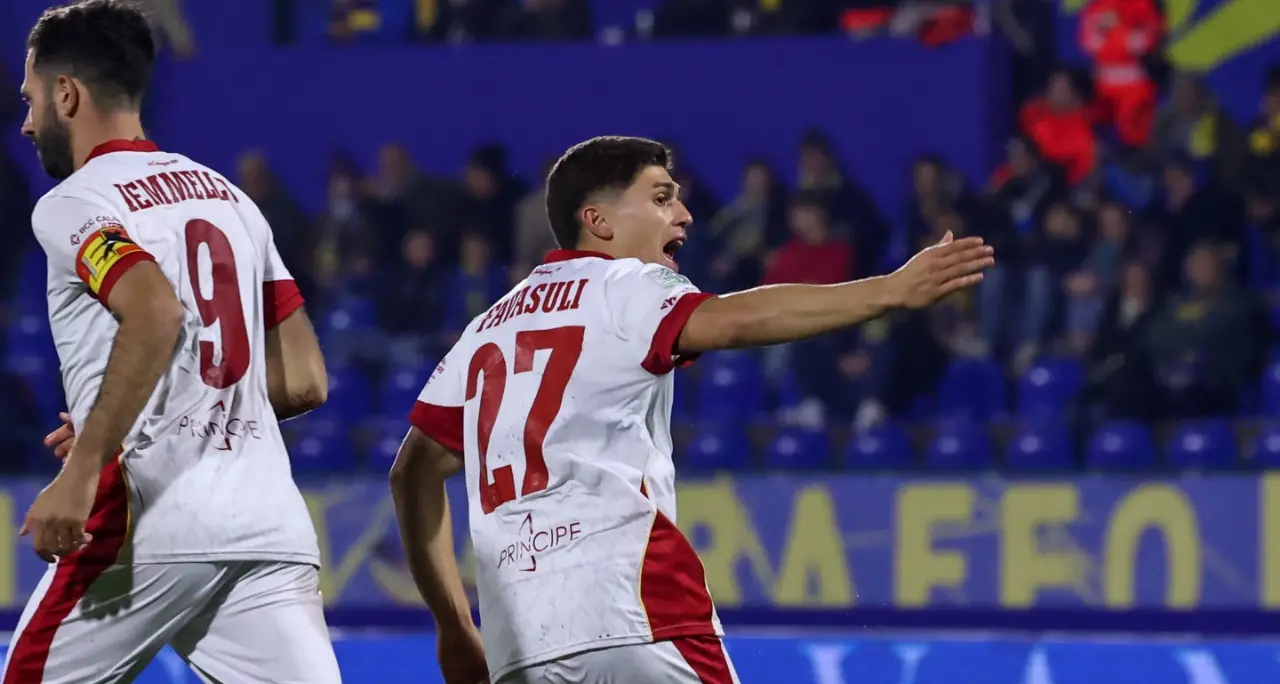 Carrarese-Catanzaro: sorpassi, controsorpassi, 2 autogol e un rigore battuto due volte per il definitivo 3 a 3\n