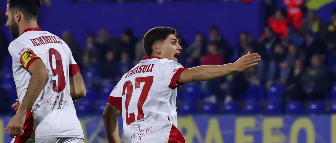 Carrarese-Catanzaro: sorpassi, controsorpassi, 2 autogol e un rigore battuto due volte per il definitivo 3 a 3\n