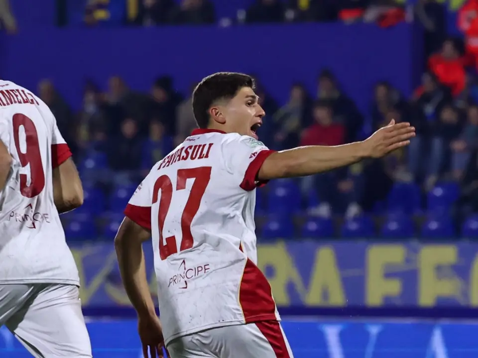 Carrarese-Catanzaro: sorpassi, controsorpassi, 2 autogol e un rigore battuto due volte per il definitivo 3 a 3