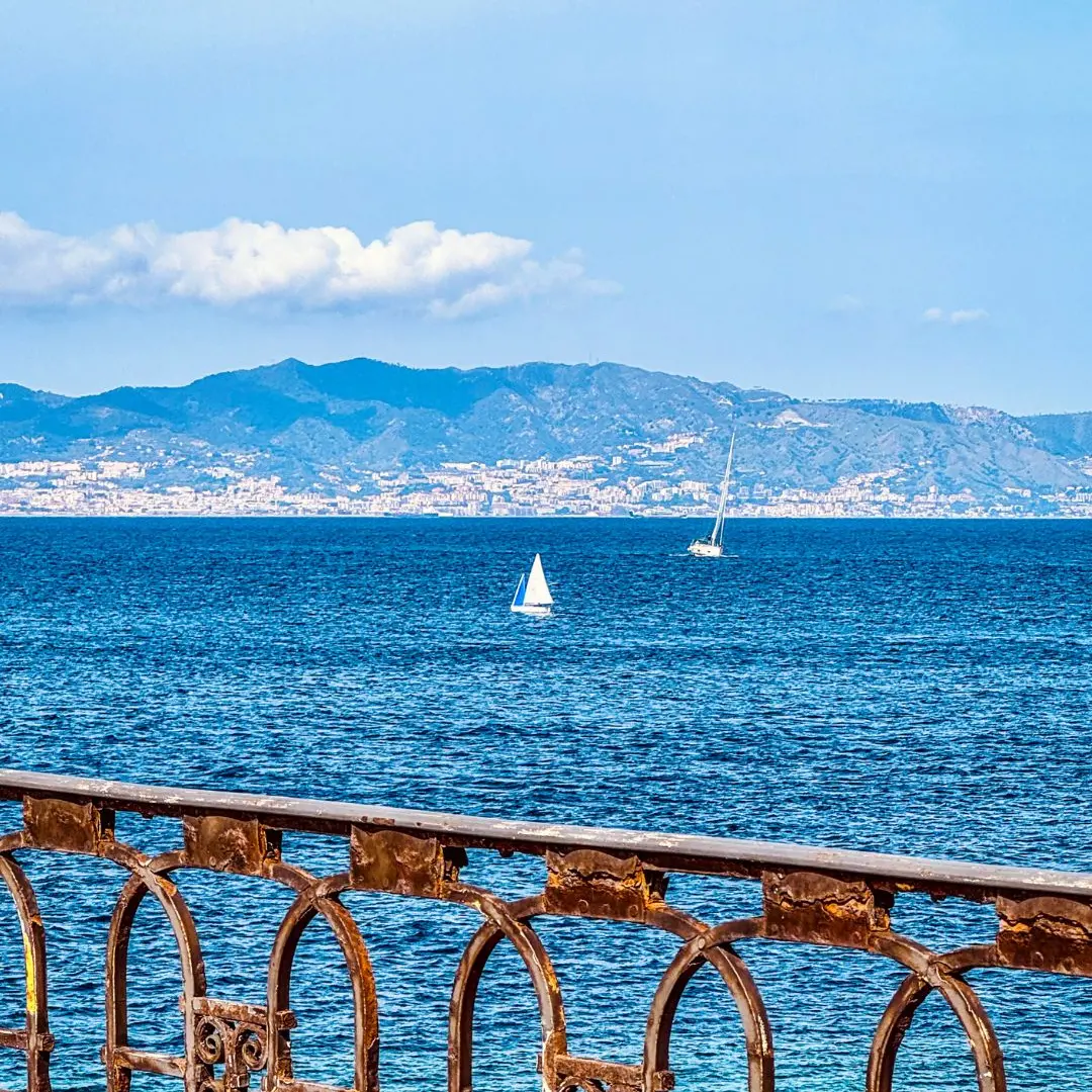 Sospesi tra vento e sale, nello Stretto che racconta l’amore\n