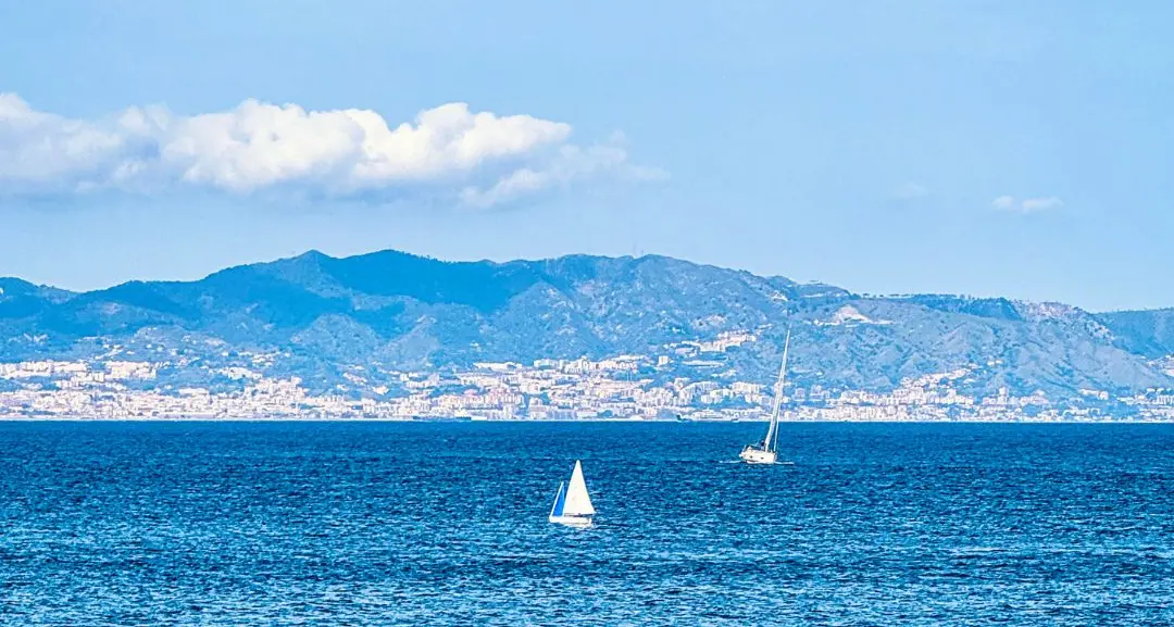 Sospesi tra vento e sale, nello Stretto che racconta l’amore\n