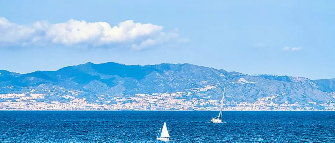 Sospesi tra vento e sale, nello Stretto che racconta l’amore\n