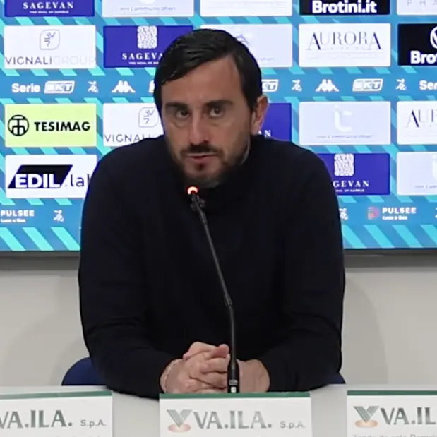 Catanzaro rimonta e strappa il 3-3 in trasferta con la Carrarese, ma Aquilani non si accontenta: «Prestazione sotto i nostri livelli»\n