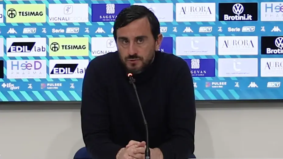 Catanzaro rimonta e strappa il 3-3 in trasferta con la Carrarese, ma Aquilani non si accontenta: «Prestazione sotto i nostri livelli»\n