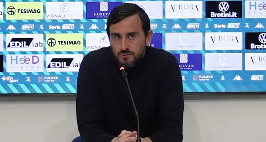 Catanzaro rimonta e strappa il 3-3 in trasferta con la Carrarese, ma Aquilani non si accontenta: «Prestazione sotto i nostri livelli»\n