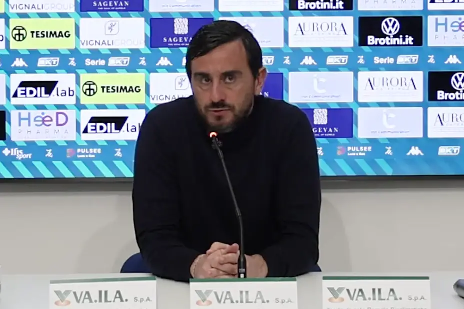 Catanzaro rimonta e strappa il 3-3 in trasferta con la Carrarese, ma Aquilani non si accontenta: «Prestazione sotto i nostri livelli»\n