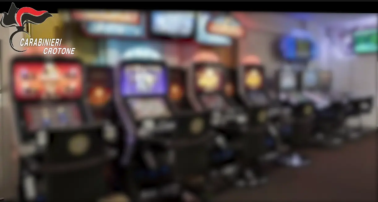 <p>Pensano che abbia sbancato alle slot grazie: sequestrato e picchiato per 5mila euro, 6 arresti</p>
