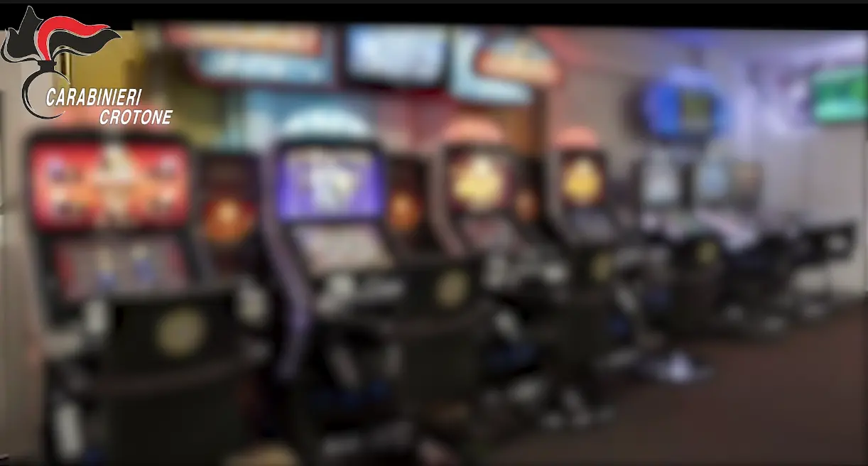 Cirò Marina, pensano che abbia sbancato alle\u00A0slot grazie al “pesciolino”:\u00A0sequestrato e picchiato per 5mila euro, 6 arresti\n