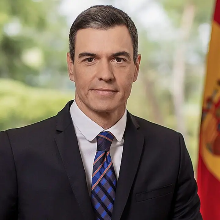 La lezione di Pedro Sanchez all’Europa: «Non saremo complici della violenza per paura di ritorsioni. No alla guerra»\n