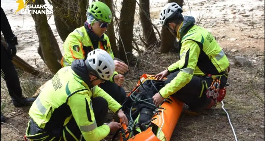 <p>Lorica, esercitazione congiunta tra il Soccorso alpino di Cosenza e il Nucleo sommozzatori di Vibo della Gdf</p>