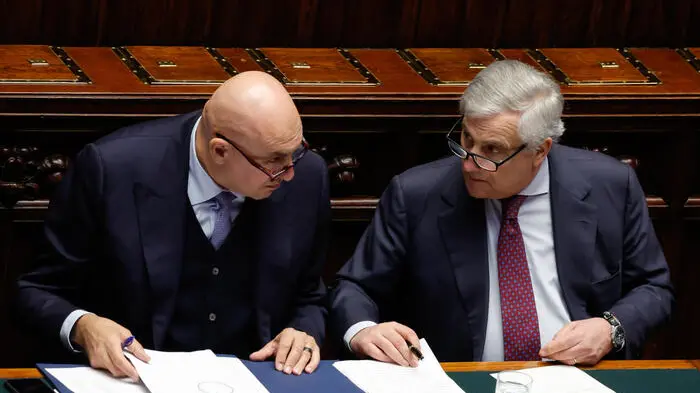 <p>Crosetto e Tajani in aula - Foto Ansa</p>\\n , GIUSEPPE LAMI
