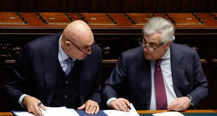 <p>Iran, <span style=\"color:hsl(0, 75%, 60%);\">Crosetto e Tajani</span> in Aula: «Difesa aerea ai Paesi del Golfo e a Cipro. Se Usa chiederanno basi torneremo in Parlamento»</p>