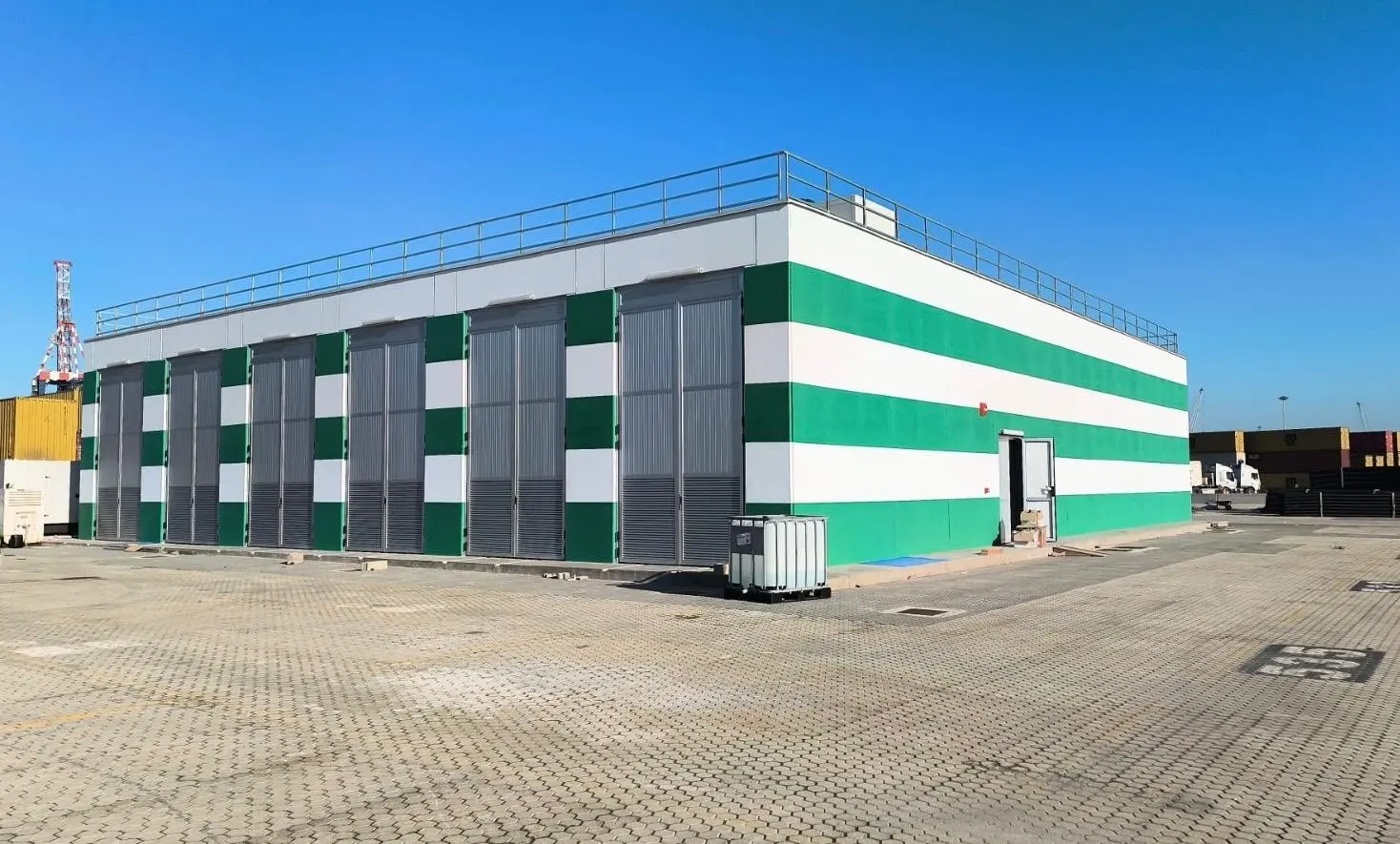 Gioia Tauro accelera sulla transizione energetica del porto: realizzata la prima cabina del cold ironing che alimenterà 900 metri di banchina