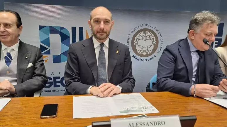 <p>Il sottosegretario Morelli a Reggio Calabria - Foto Ansa</p>\\n