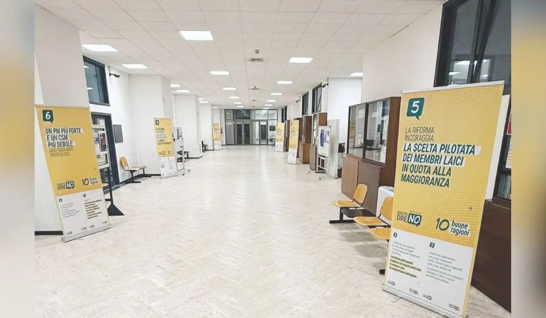 Camere penali contro i roll-up dell’Anm nei tribunali: «La legalità non può diventare propaganda»\n