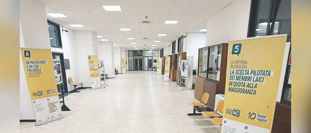 Camere penali contro i roll-up dell’Anm nei tribunali: «La legalità non può diventare propaganda»\n