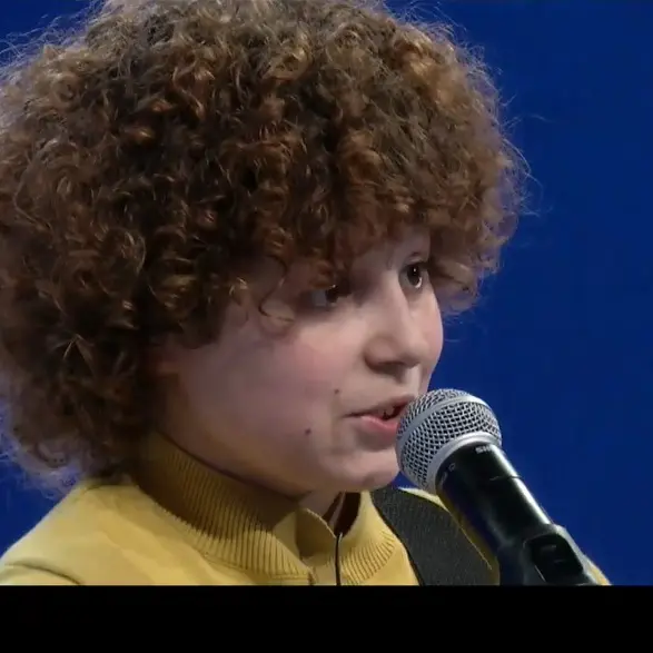 Ha conquistato i palcoscenici nazionali, Michele Bruzzese incanta anche LaC: «Amo Battisti, Mogol mi ha consigliato di imparare la chitarra»\n