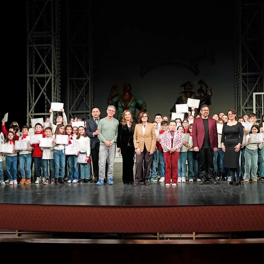 Lirica a scuola, decine di bambini hanno provato l’emozione di cantare per “Il Barbiere di Siviglia”