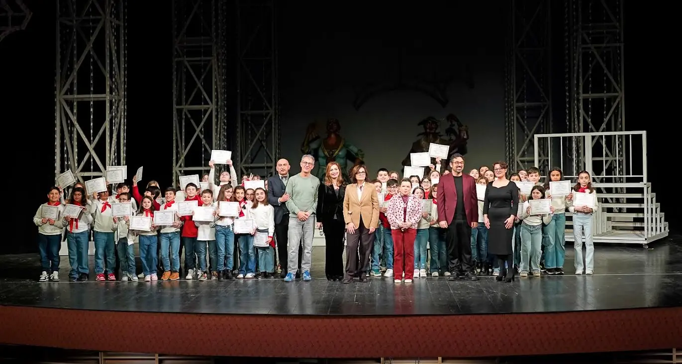 Lirica a scuola, decine di bambini hanno provato l’emozione di cantare per “Il Barbiere di Siviglia”