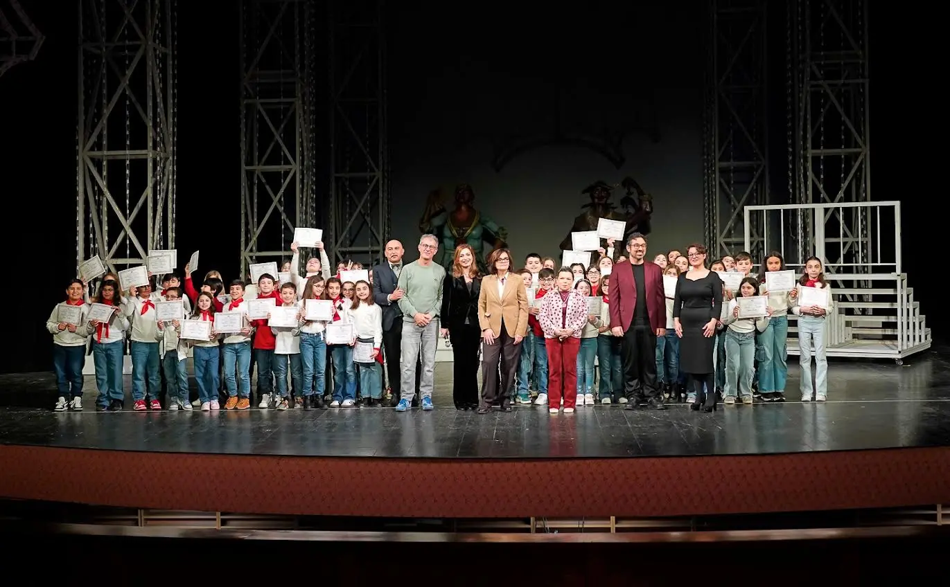 Lirica a scuola, decine di bambini hanno provato l’emozione di cantare per “Il Barbiere di Siviglia”