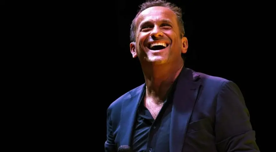 Scusi, per Hollywood?, il nuovo spettacolo di Uccio De Santis fa tappa in Calabria: «Dal pubblico mi aspetto calore»\n