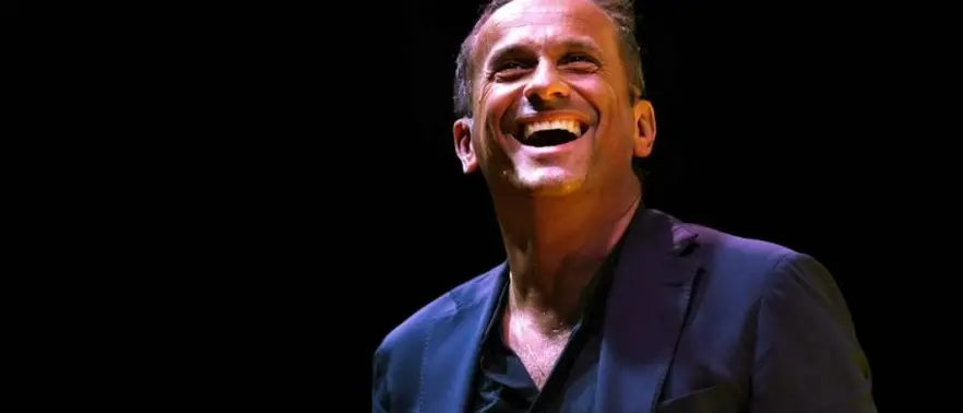 Scusi, per Hollywood?, il nuovo spettacolo di Uccio De Santis fa tappa in Calabria: «Dal pubblico mi aspetto calore»\n