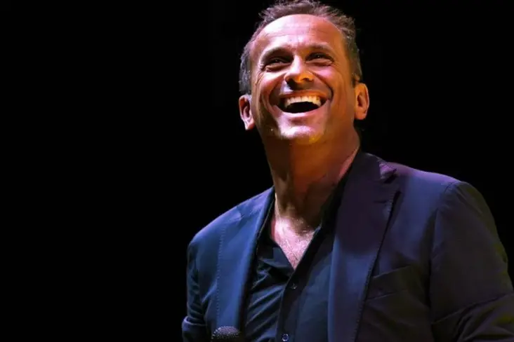 Scusi, per Hollywood?, il nuovo spettacolo di Uccio De Santis fa tappa in Calabria: «Dal pubblico mi aspetto calore»\n