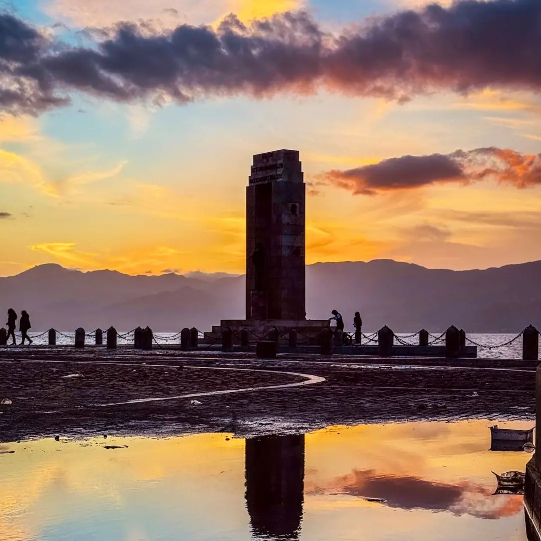 Athena e il tramonto che accarezza Reggio\n