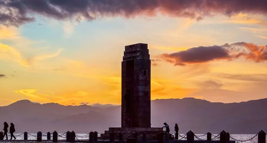 Athena e il tramonto che accarezza Reggio\n