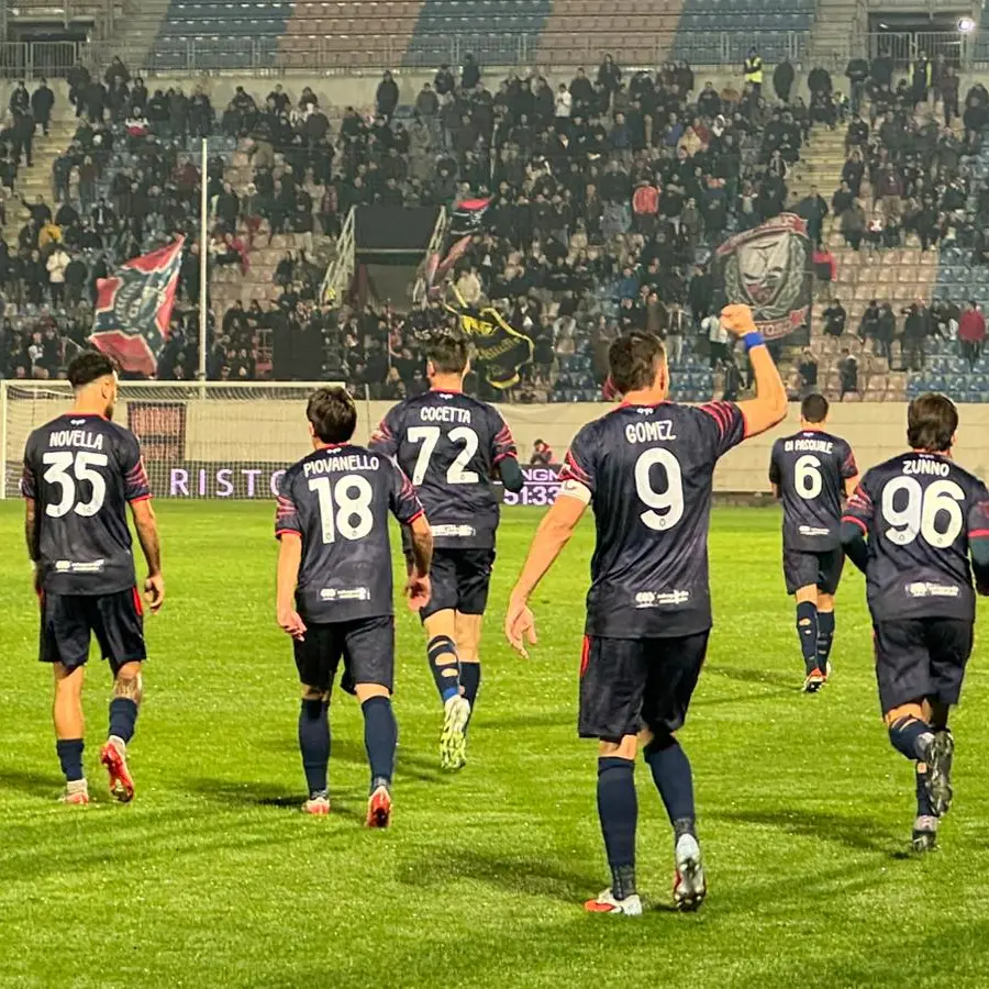 Crotone-Cavese 2-0: una doppietta di Gomez fa volare gli squali\u00A0\n