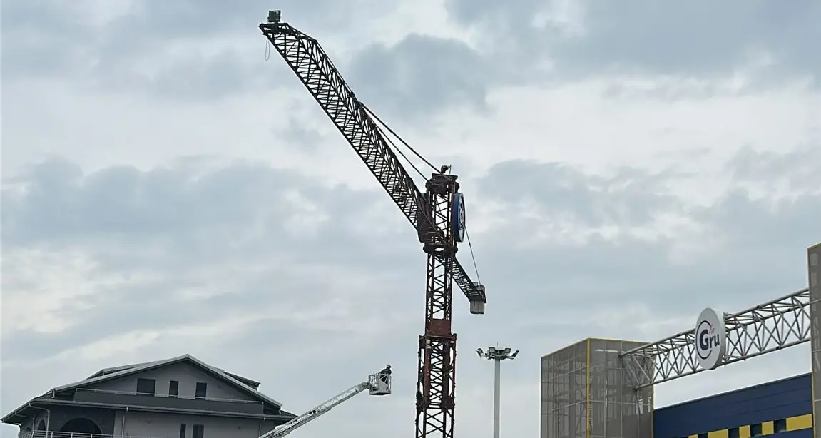 <p>Paura a Siderno, un<span style=\"color:hsl(0, 75%, 60%);\"> uomo minaccia di gettarsi da una gru</span> di un centro commerciale</p>