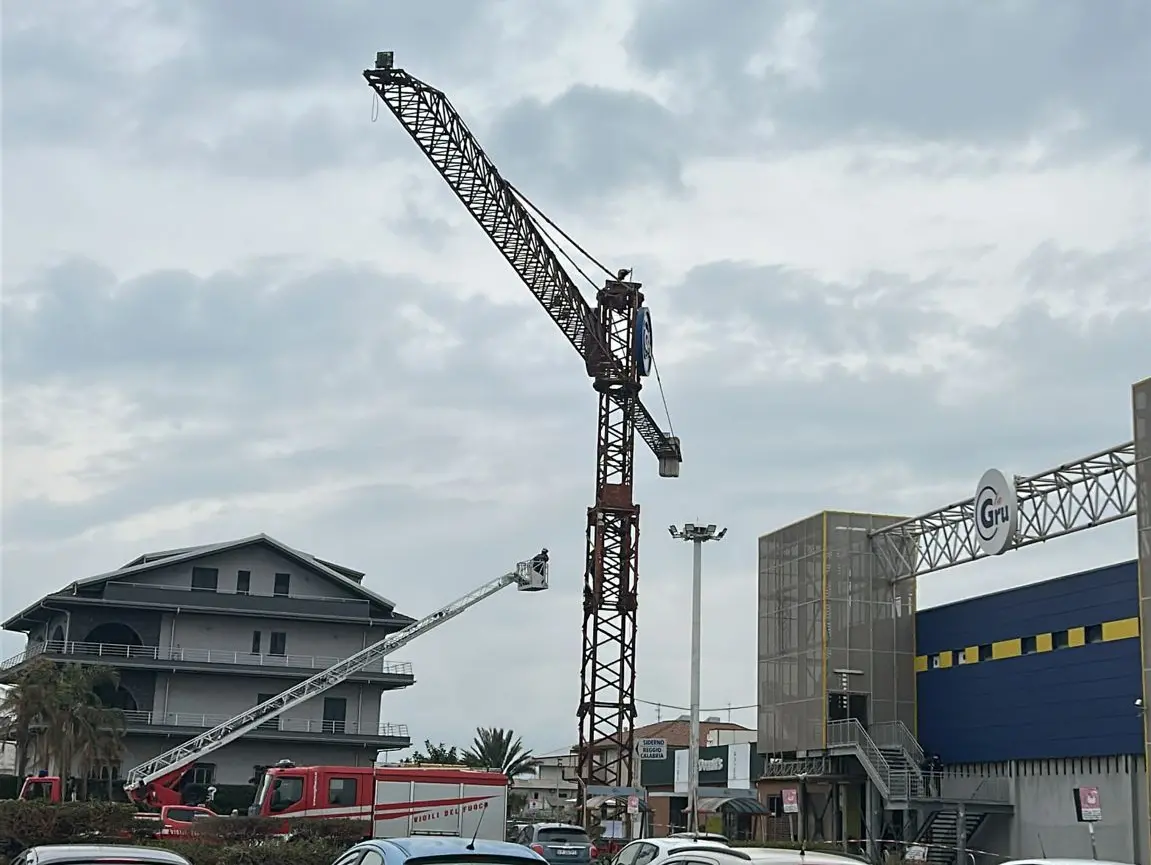 Uomo tenta di lanciarsi da una gru del Centro Commerciale a Siderno: in corso trattativa con il negoziatore dei Carabinieri