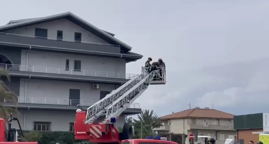 Chiede giustizia minacciando un gesto estremo: scende dalla gru Antonio Cuppari\n