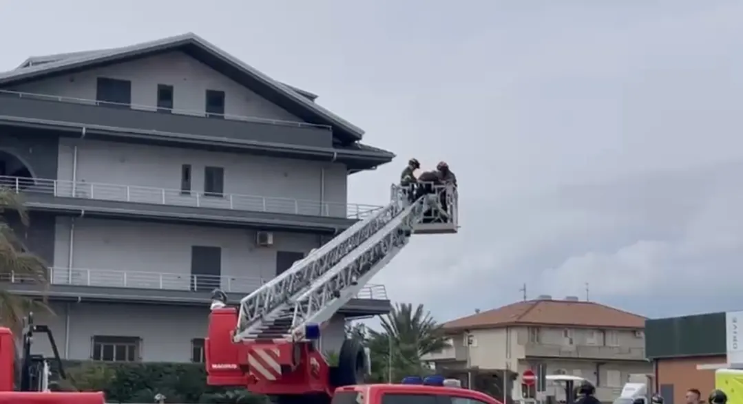 Chiede giustizia minacciando un gesto estremo: scende dalla gru Antonio Cuppari\n