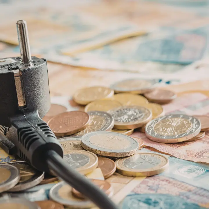 <p>Bollette, in Calabria nel 2025 spesi in media <span style=\"color:hsl(0, 75%, 60%);\">1.657 euro</span>: Vibo tra le province meno care ma è una magra consolzione</p>