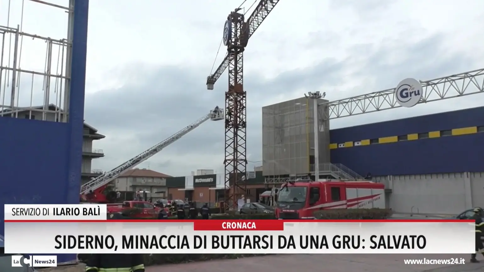 Siderno, minaccia di buttarsi da una gru: salvato