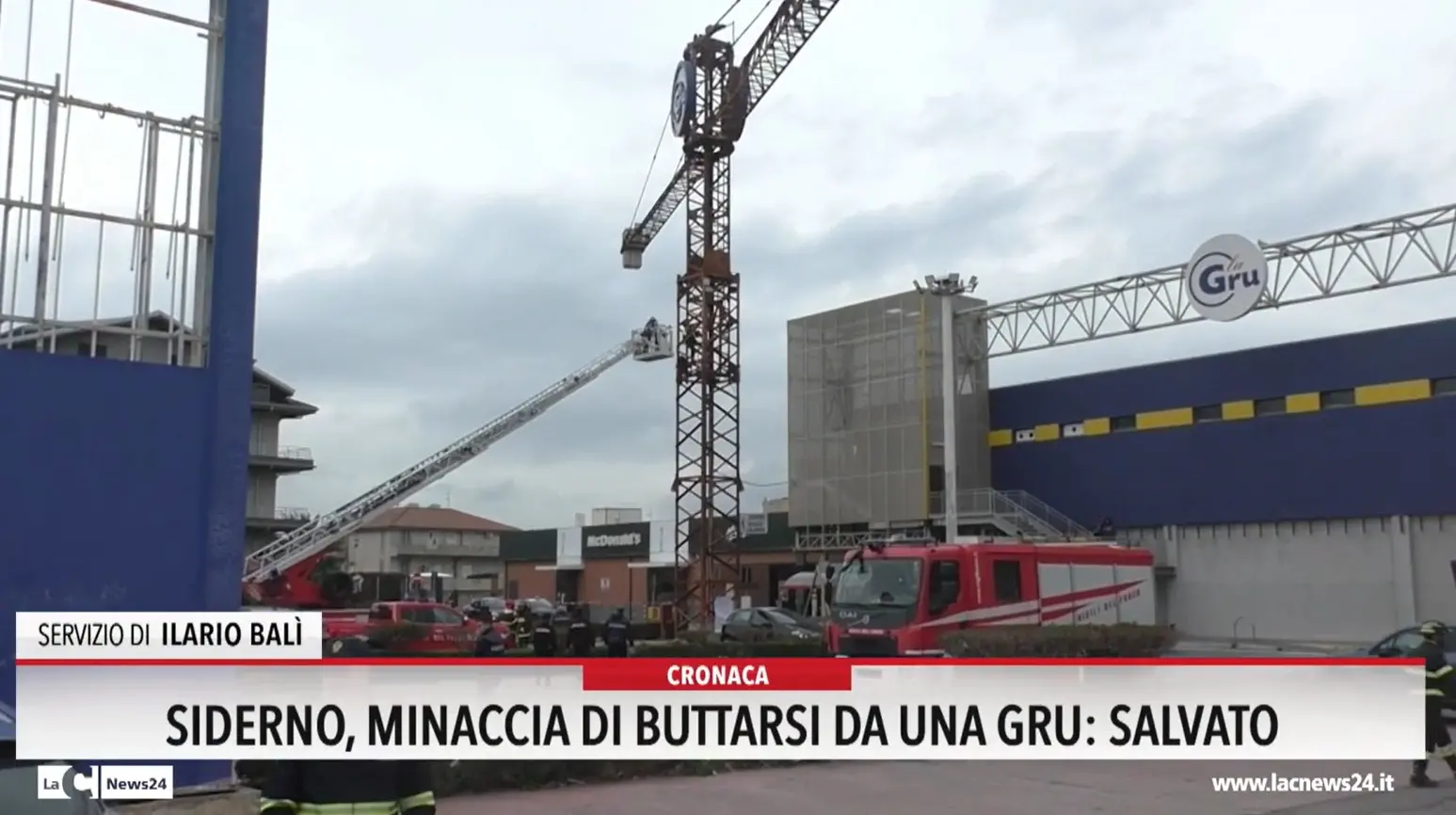Siderno, minaccia di buttarsi da una gru: salvato