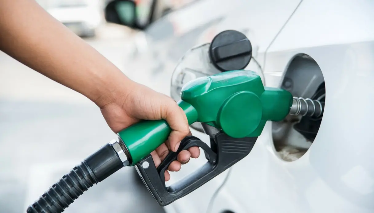 Benzina oltre 1,8 euro in Calabria (e diesel quasi a 2): rincari per la guerra in Iran e Unc chiede controlli della Finanza\n