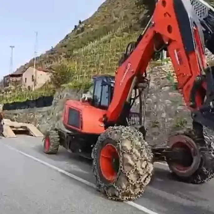 Anas, sulla ss18 a Bagnara in azione un ragno escavatore con perforatrice\n